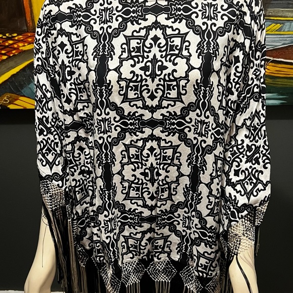 Gorgeous Chico’s Poncho Top - Picture 2 of 3